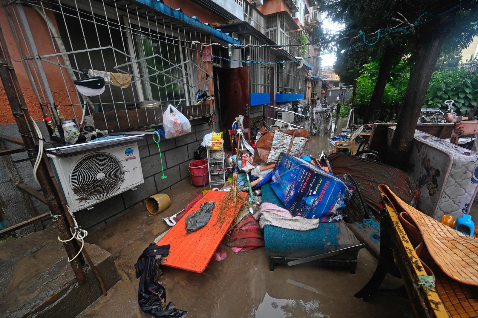 Autoridades acionaram o alerta máximo diante do risco de inundações pela chuva, que deve continuar até quarta-feira — Foto: Pedro Pardo / AFP