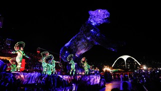 Onça da comissão de frente da Grande Rio contou com 50 holofotes próprios, fora a iluminação do Sambódromo — Foto: Hermes de Paula