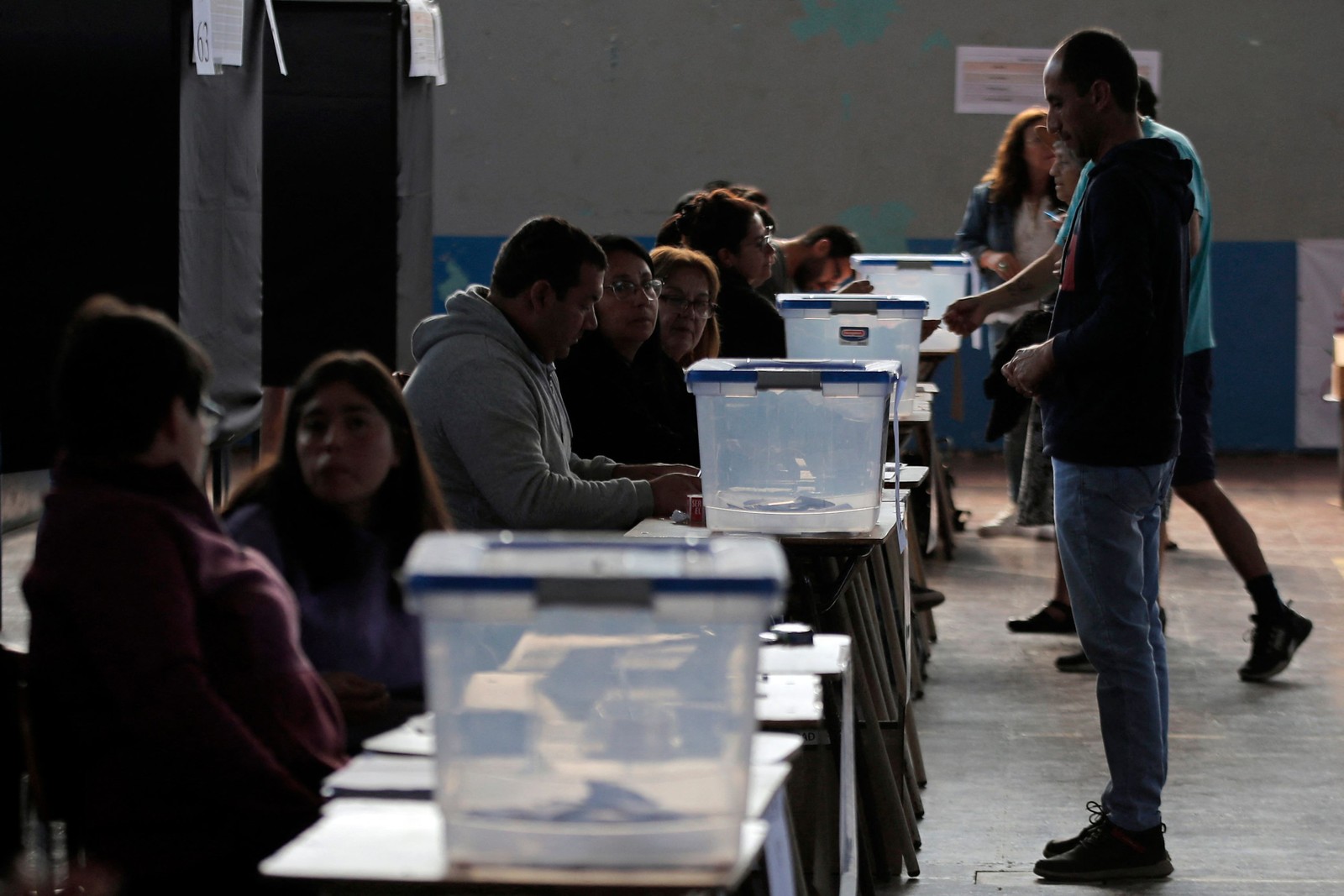 Homem vota durante o referendo para a nova proposta de Constituição do Chile — Foto: Javier TORRES / AFP