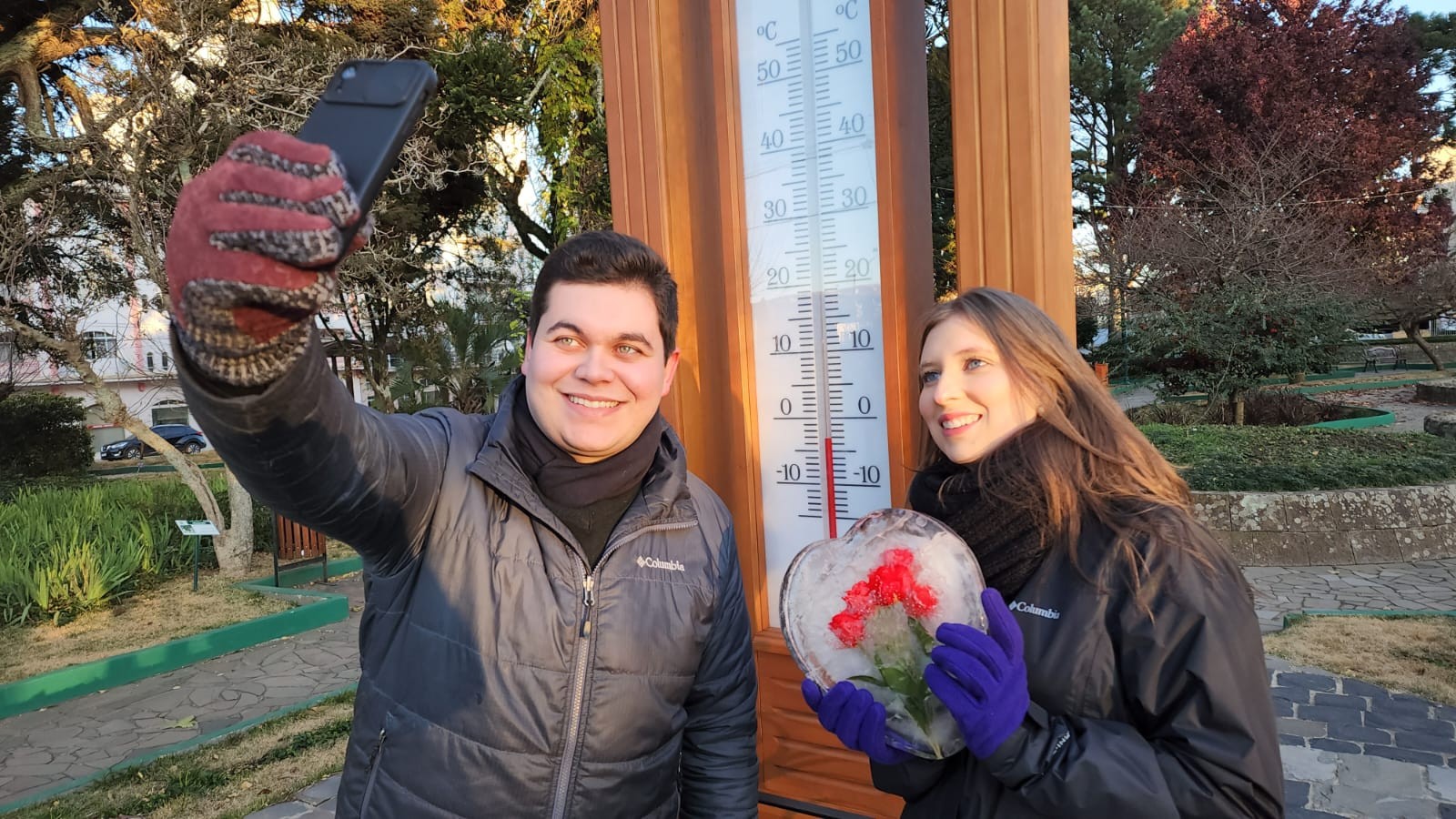  Casal posa para selfie em termômetro marcando temperatura negativa em São Joaquim (SC) — Foto: Mycchel Legnaghi / @saojoaquimonline.com.br