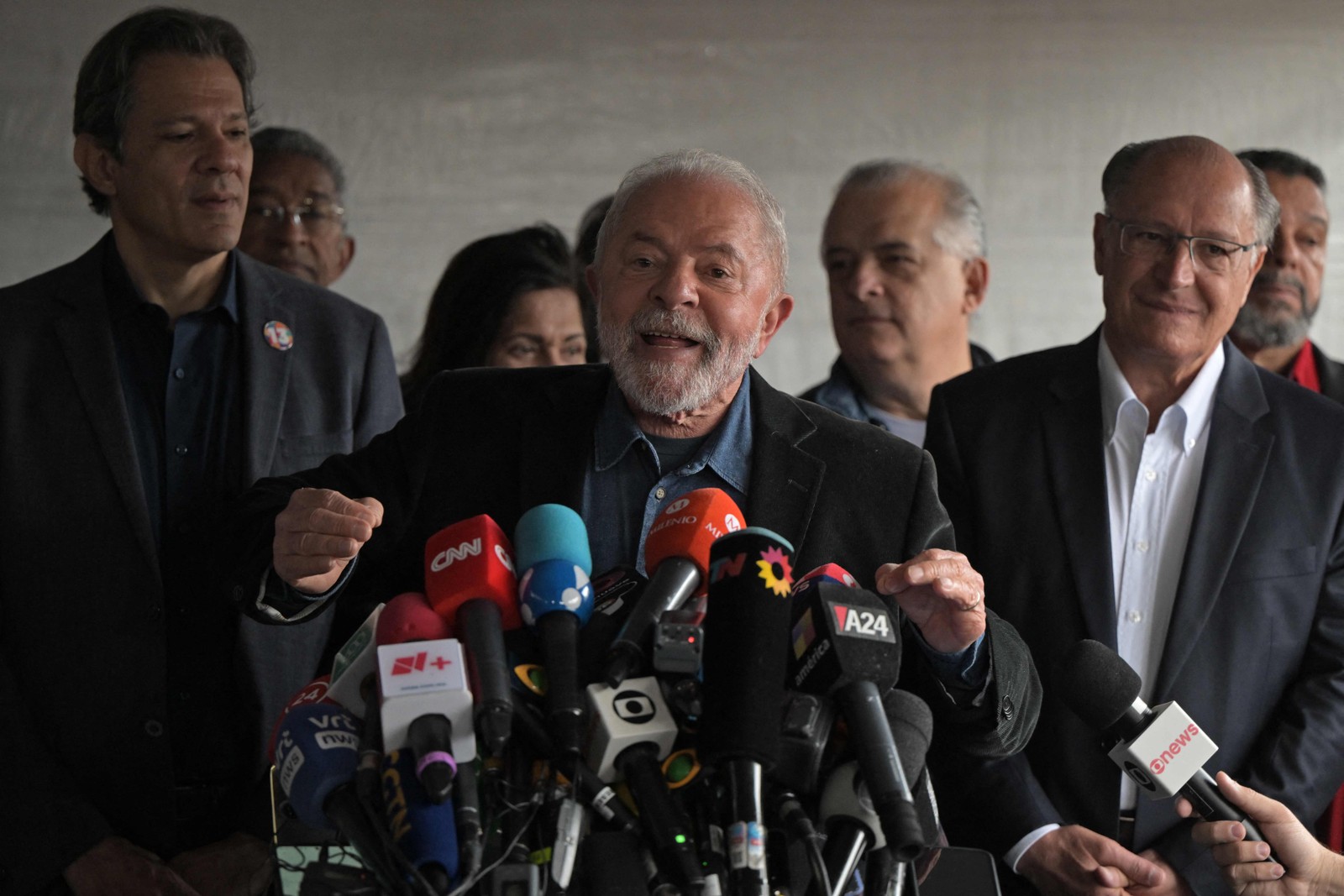 O ex-presidente Lula concede entrevista coletiva após votar. — Foto: ERNESTO BENAVIDES / AFP