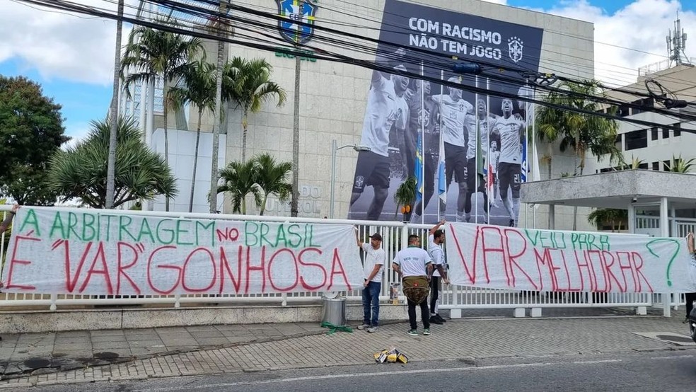 Organizada do Palmeiras protesta contra arbitragem na CBF — Foto: Reprodução