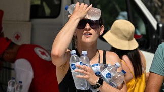 Calor pelo mundo: 20/07/2023 arqueológico da Acrópole, em Atenas — Foto: Foto de Louisa GOULIAMAKI / AFP