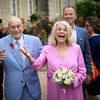 O veterano da Segunda Guerra Mundial Harold Terens, de 100 anos, e Jeanne Swerlin, de 96, acenam ao chegarem para seu casamento. - LOIC VENANCE/AFP
