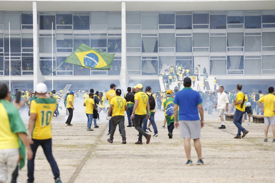 Manifestantes golpistas na Praça dos Três Poderes