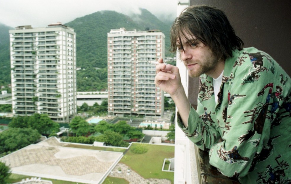Kurt Cobain na sacada do seu quarto em um hotel no Rio, em 1993 — Foto: Márcia Foletto/Agência O GLOBO