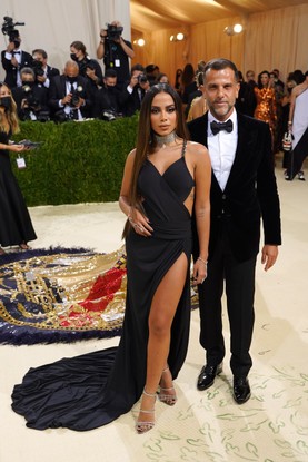 Anitta com o designer de sapatos Alexandre Birman no Met Gala 2022. O salto alto que ela usou foi assinado por ele.