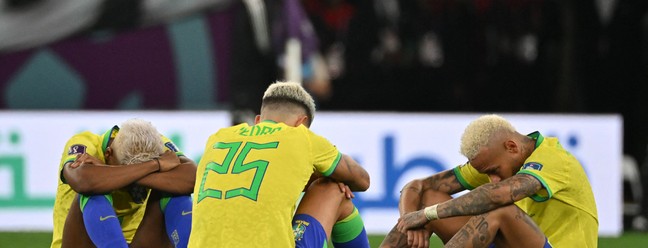 Jogadores brasileiros ficaram desolados após ver interrompido o sonho do hexa — Foto: NELSON ALMEIDA/AFP