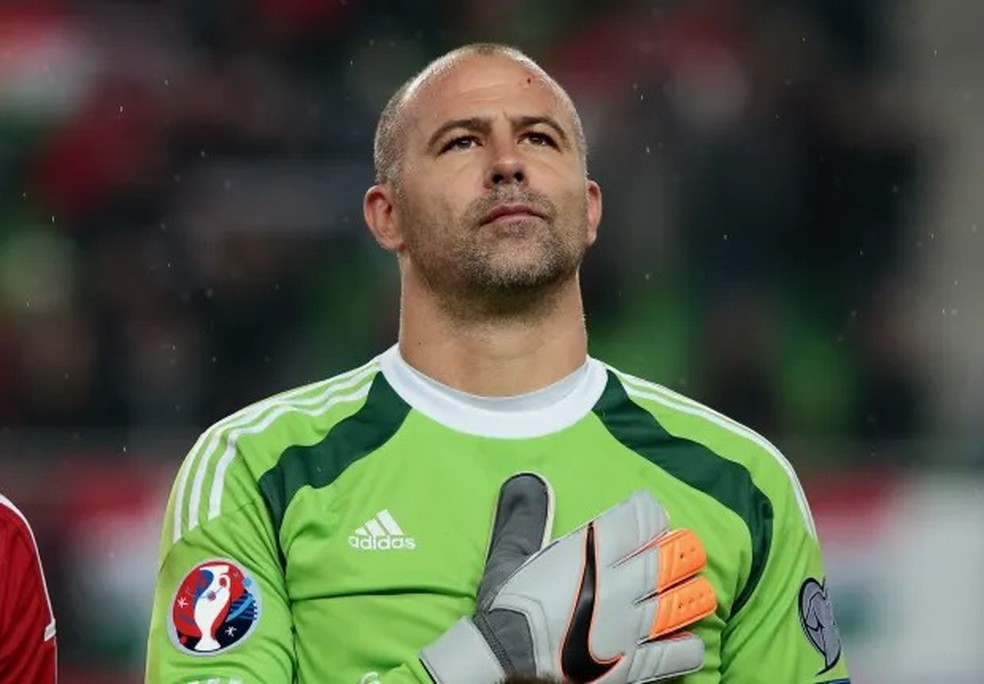 O jogador de futebol mais velho a disputar uma partida da Eurocopa é o goleiro húngaro Gabor Kiraly, famoso por jogar de calças compridas — Foto: AFP