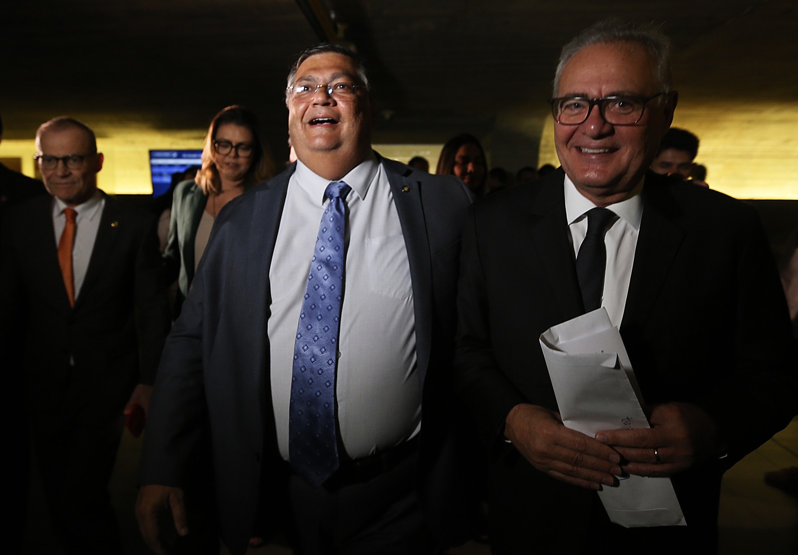 Ministro da Justiça Flávio Dino, participa de audiência na Comissão de Segurança Pública do Senado Ferderal. Ao lado os senadores Fabiano Contarato e Renan Calheiros. — Foto: Cristiano Mariz / O Globo