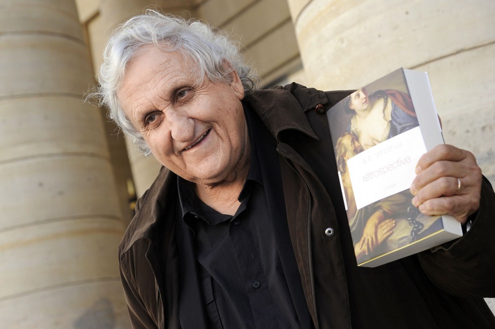 Escritor israelense Avraham B. Yehoshua, em novembro de 2012, com seu livro "Retrospectiva", em frente ao Teatro Odeon, em Paris — Foto: Bertrand GUAY / AFP
