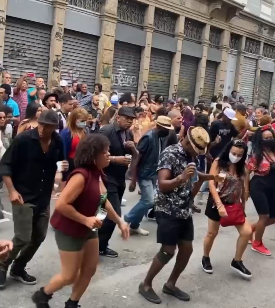 Baile acontece no primeiro sábado de cada mês na Rua do Resende, na região da Lapa