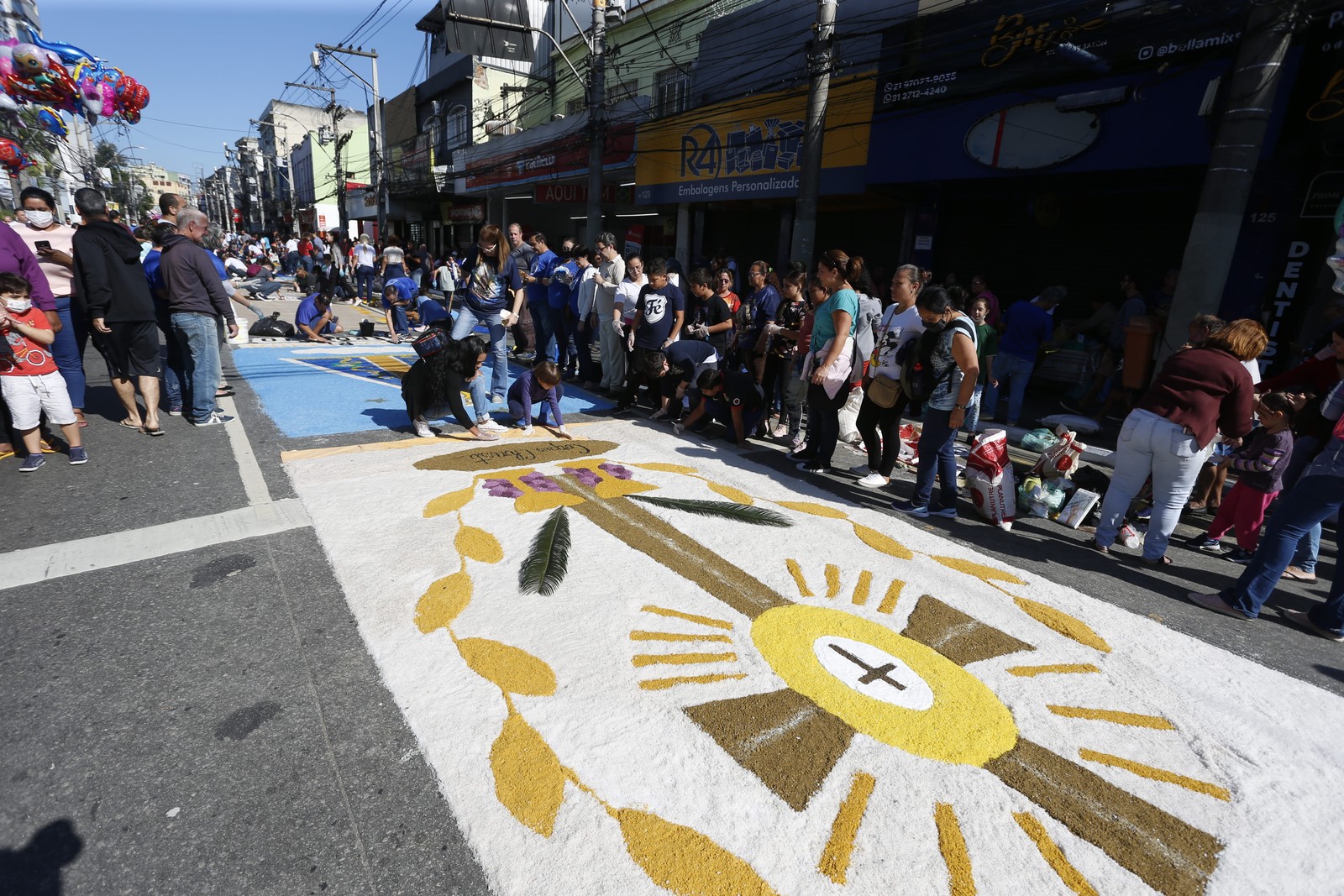 O tapete de São Gonçalo ocupa cerca de 1,5 quilômetro da Avenida Moreira César, no bairro Zé Garoto — Foto: Fabiano Rocha / Agência O Globo