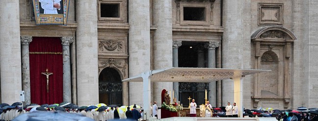 Cerimônia de beatificação de João Paulo I foi conduzida pelo atual papa na Praça de São Pedro — Foto: João Paulo I ocupou o cargo por apenas 33 dias