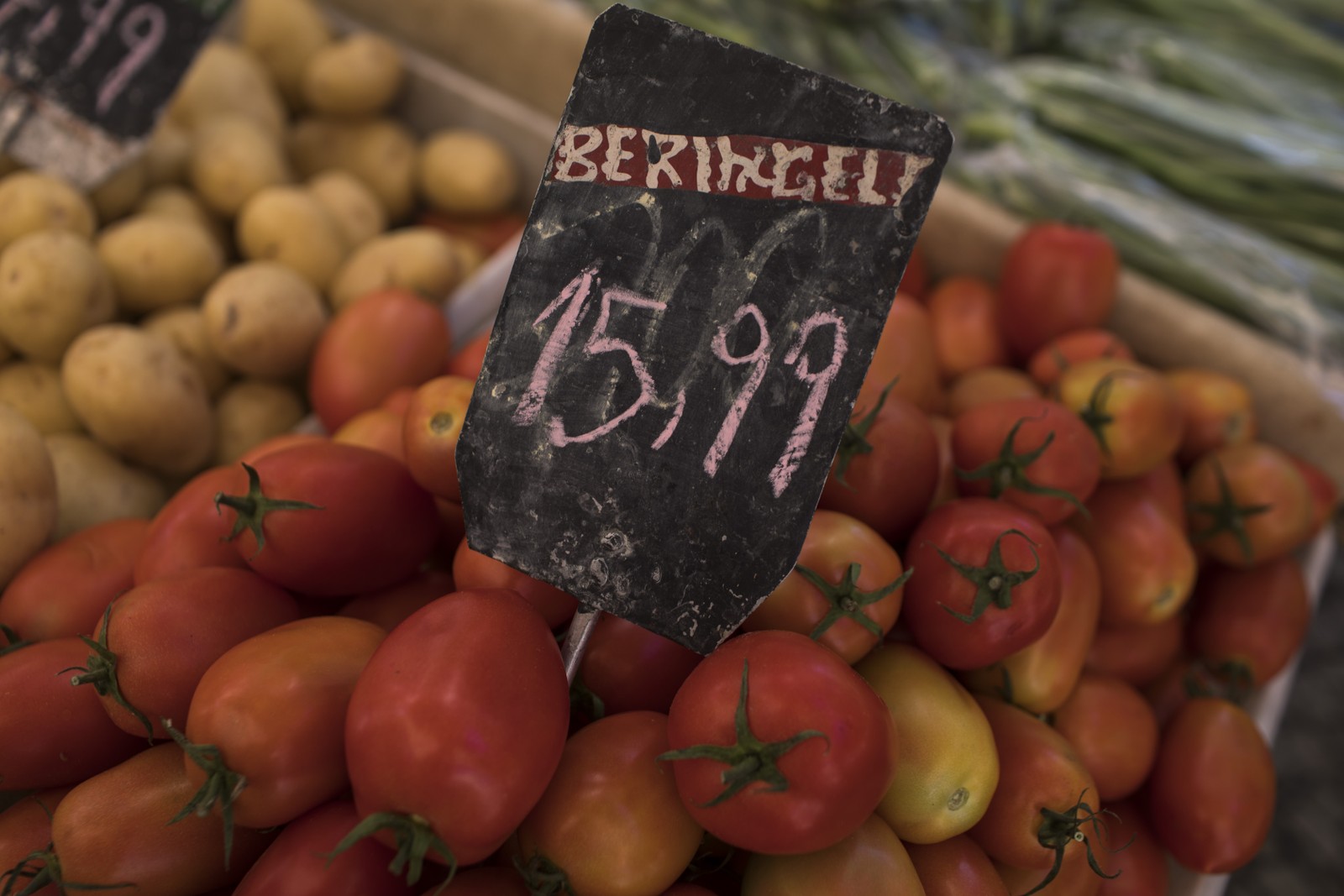 Tomate a R$ 15,99 em feira livre na Praça General Osório, em Ipanema. Fruto subiu 48,88% este anoAgência O Globo