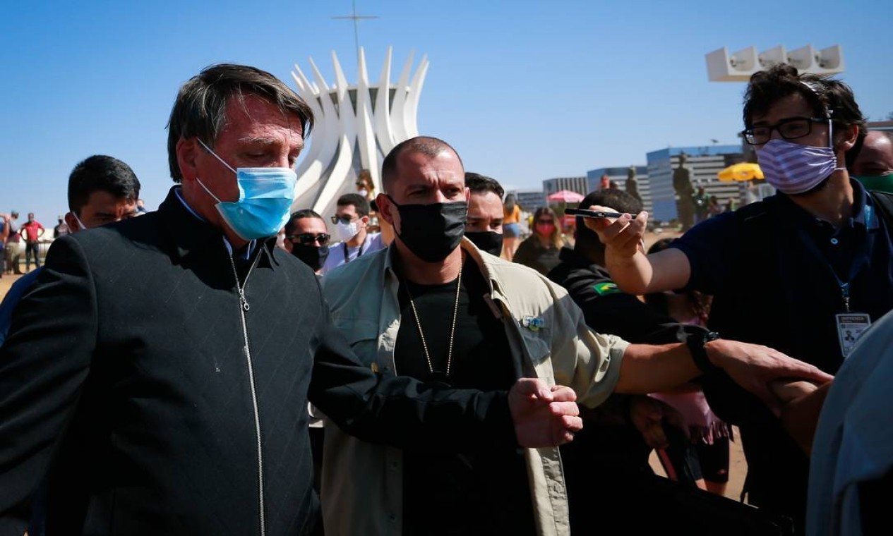 “Vontade de encher a tua boca na porrada”. Bolsonaro reagiu com a frase depois que repórter do GLOBO perguntou sobre sobre os depósitos. Presidente, que se encontrava em frente à Catedral Metropolitana de Brasília quando foi questionado sobre o fato, completou xingando o o repórter de “safado”  — Foto: Pablo Jacob / Agência O Globo