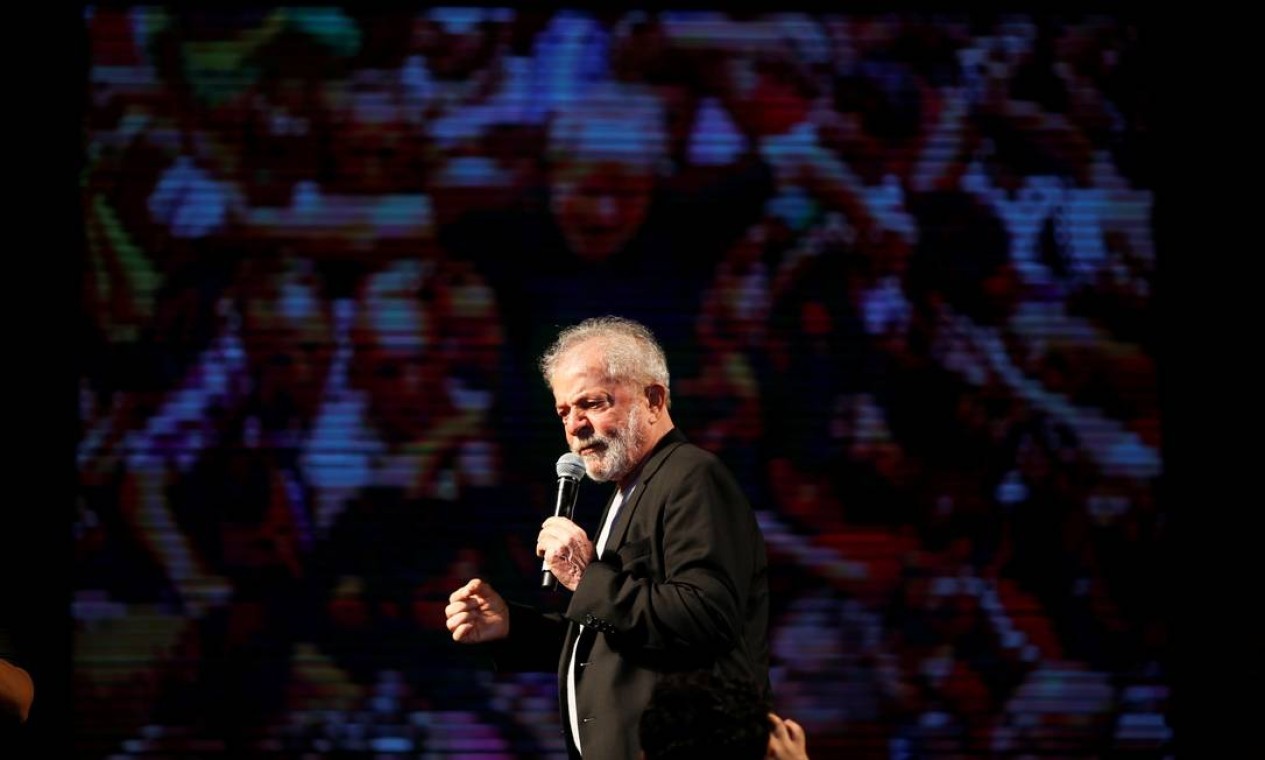 Lula da Silva discursa durante o Festival Lula Livre, no Recife, em novembro de 2019. Primeiro comício do petista no Nordeste deste que deixou a prisão, no dia 8 de novembro daquele ano — Foto: ADRIANO MACHADO / REUTERS