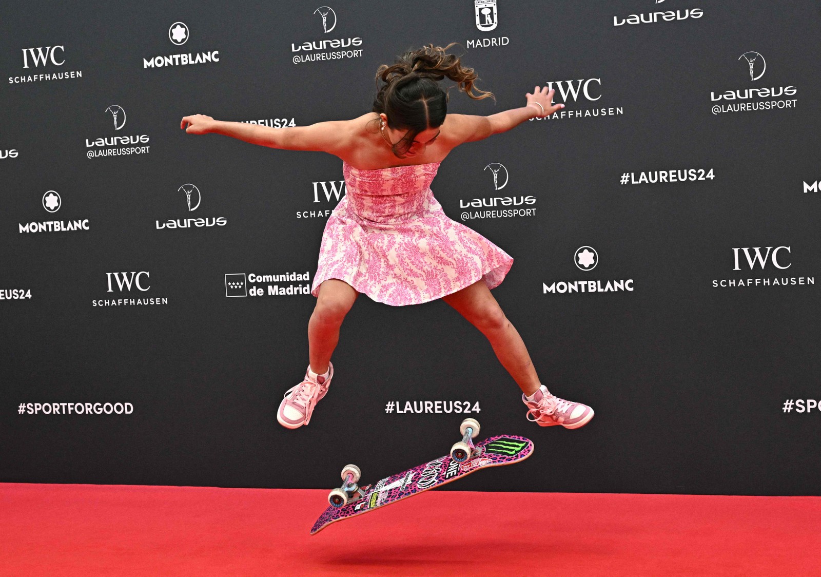 A skatista australiana Arisa Trew no tapete vermelho antes da 25ª gala do Laureus World Sports Awards em Madri — Foto: JAVIER SORIANO / AFP