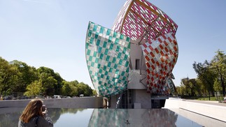 Veja obras de Daniel Buren pelo mundo — Foto: Reprodução / Getty Images