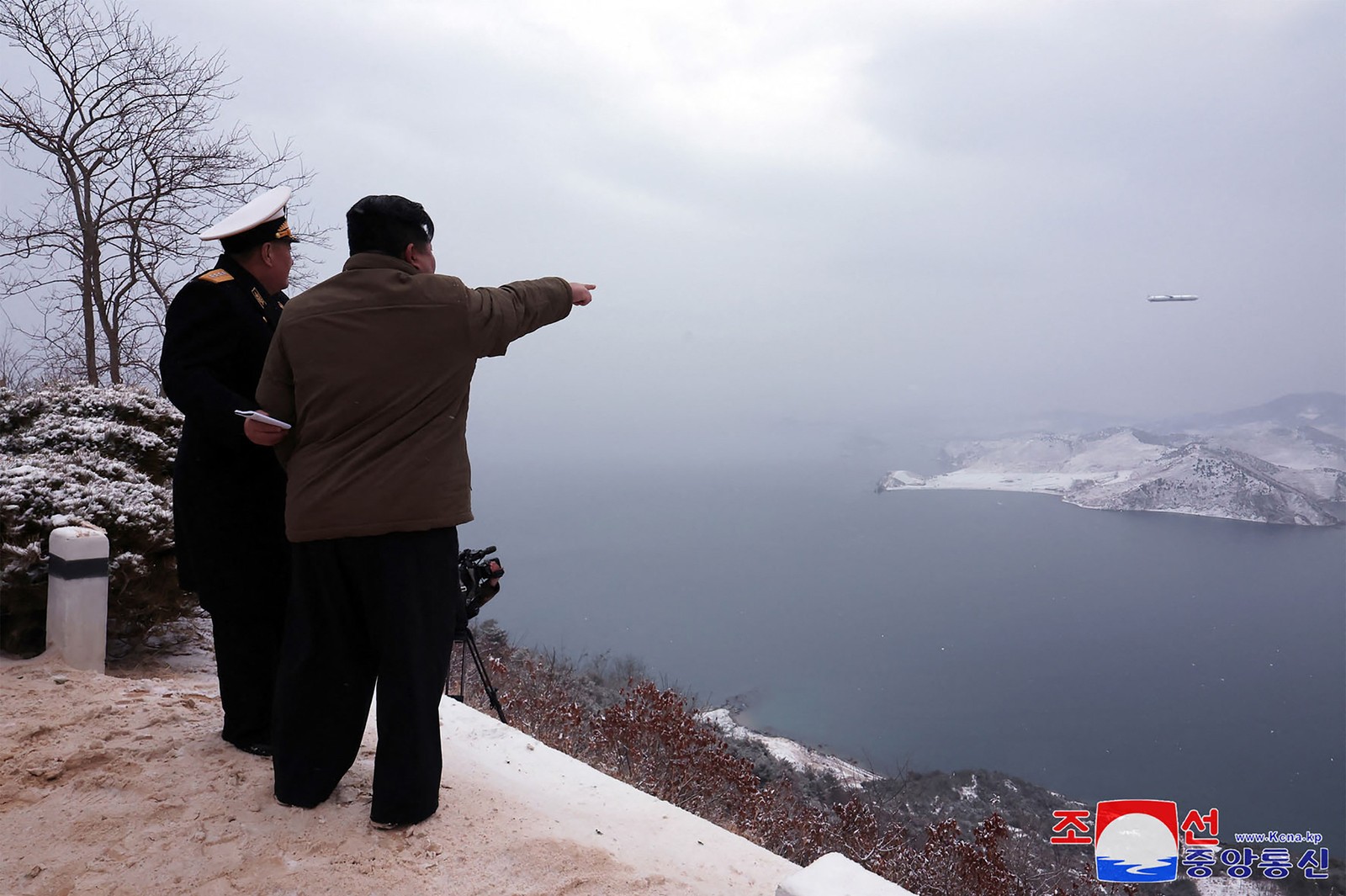 Foto divulgada pela agência estatal KCNA mostra Kim Jung-Un durante teste de mísseis de cruzeiro — Foto: STR KCNA VIA KNS / AFP