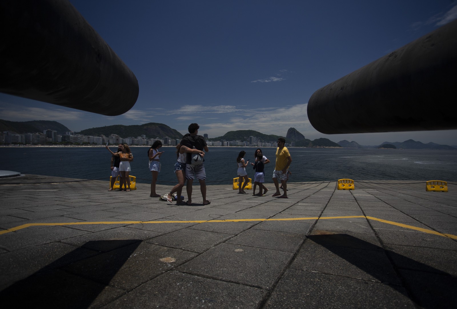 Turistas no Forte de Copacabana: um dos cartões-postais do Rio — Foto: Márcia Foletto / Agência O Globo
