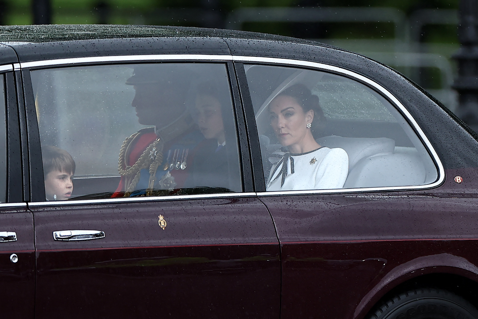 A princesa de Gales, Kate Middleton, foi vista pela primeira vez desde o Natal de 2023; futura rainha do Reino Unido estava acompanhada do marido, o príncipe William, e dos filhos — Foto: Henry Nicholls/AFP