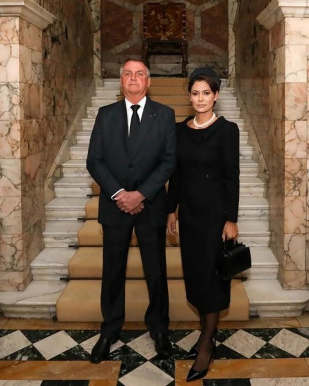 Michelle Bolsonaro usa look todo preto para funeral da rainha Elizabeth II — Foto: Reprodução