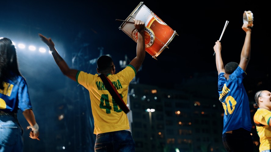 Caio Alexandre Gonze no palco do show de Madonna: adolescente foi um dos três ritmistas da Viradouro que tocaram com a cantora