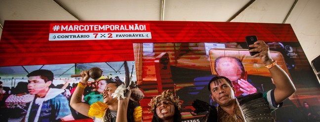 Indígenas Comemoram: STF forma maioria para derrubar marco temporal das terras indígenas, a tese que limitaria demarcações de terras indígenas — Foto: Brenno Carvalho/Agência O Globo