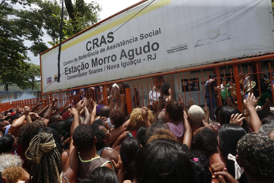 Mais de 24 horas depois das fortes chuvas no estado do Rio de Janeiro, os municípios fluminenses ainda enfrentam os efeitos das ruas alagadas, de deslizamentos e de acidentes. Em Comendador Soares, em Nova Iguaçu, na Baixada Fluminense, houve confusão em frente ao CRAS Estação Morro Agudo