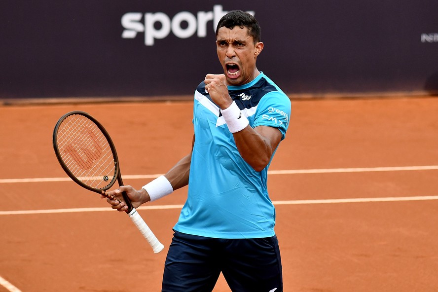 Thiago Monteiro vibra em ponto marcado sobre o argentino Baez nas quartas de final do Rio Open