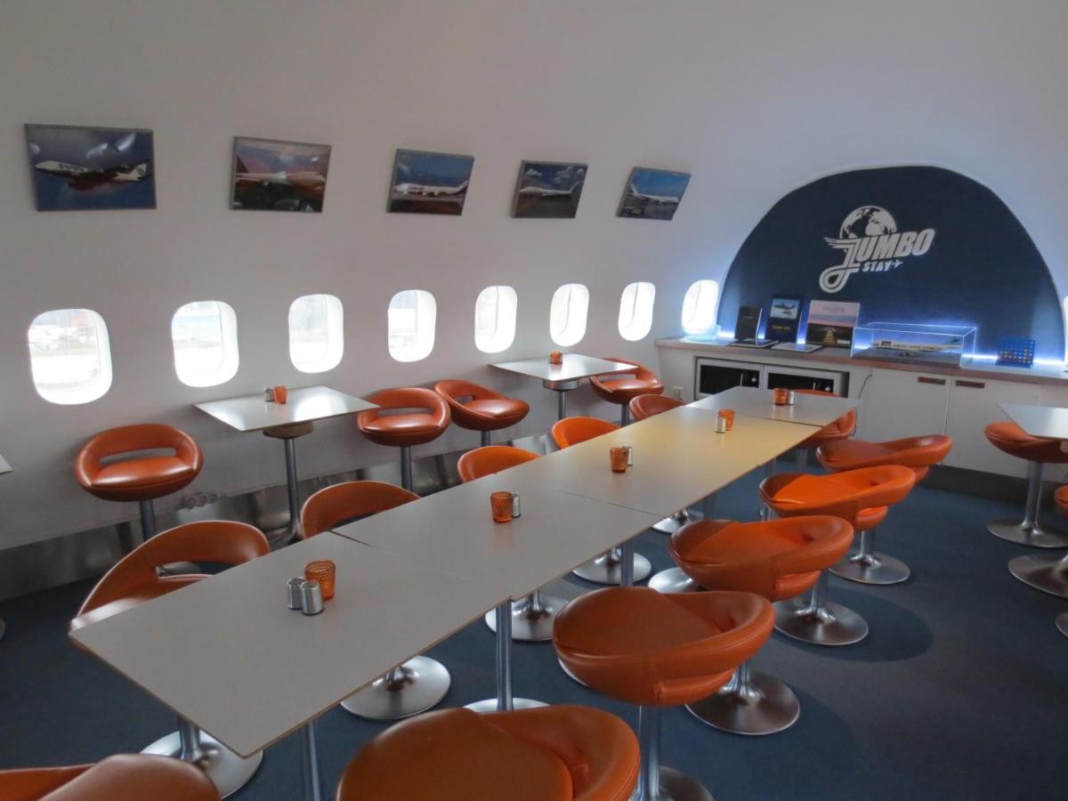 Situado nas imediações do Aeroporto de Estocolmo-Arlanda, o Jumbo Stay é um hotel dentro de um antigo Boeing 747 — Foto: Reprodução Booking