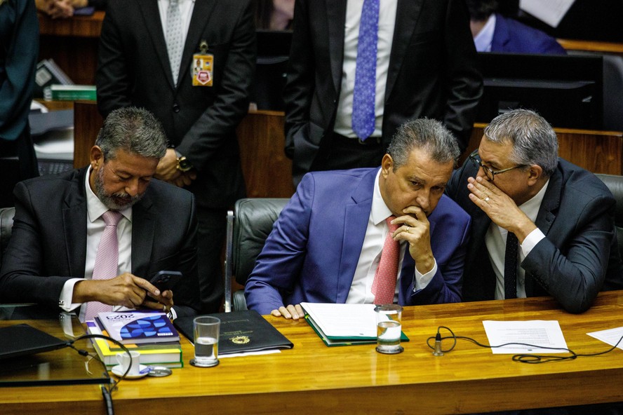 O Congresso Nacional volta ao trabalho nesta segunda-feira (5) com sua tradicional sessão solene de abertura do ano. Na foto, Arthur Lira, Rui Costa e Alexandre Padilha