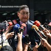 Jose Vicente Haro, advogado de Edmundo González Urrutia, conversa com jornalistas após reunião no Ministério Público em Caracas - Juan BARRETO / AFP