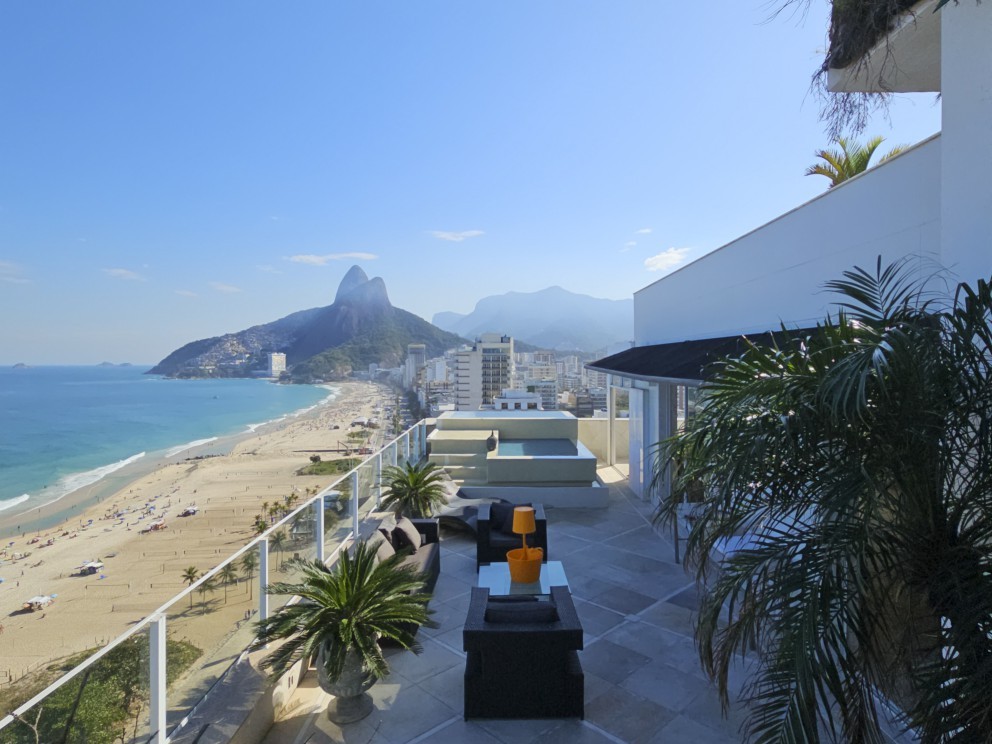 Vista da varanda para o Morro Dois Irmãos, no Leblon — Foto: Leo Martins/Agência O Globo