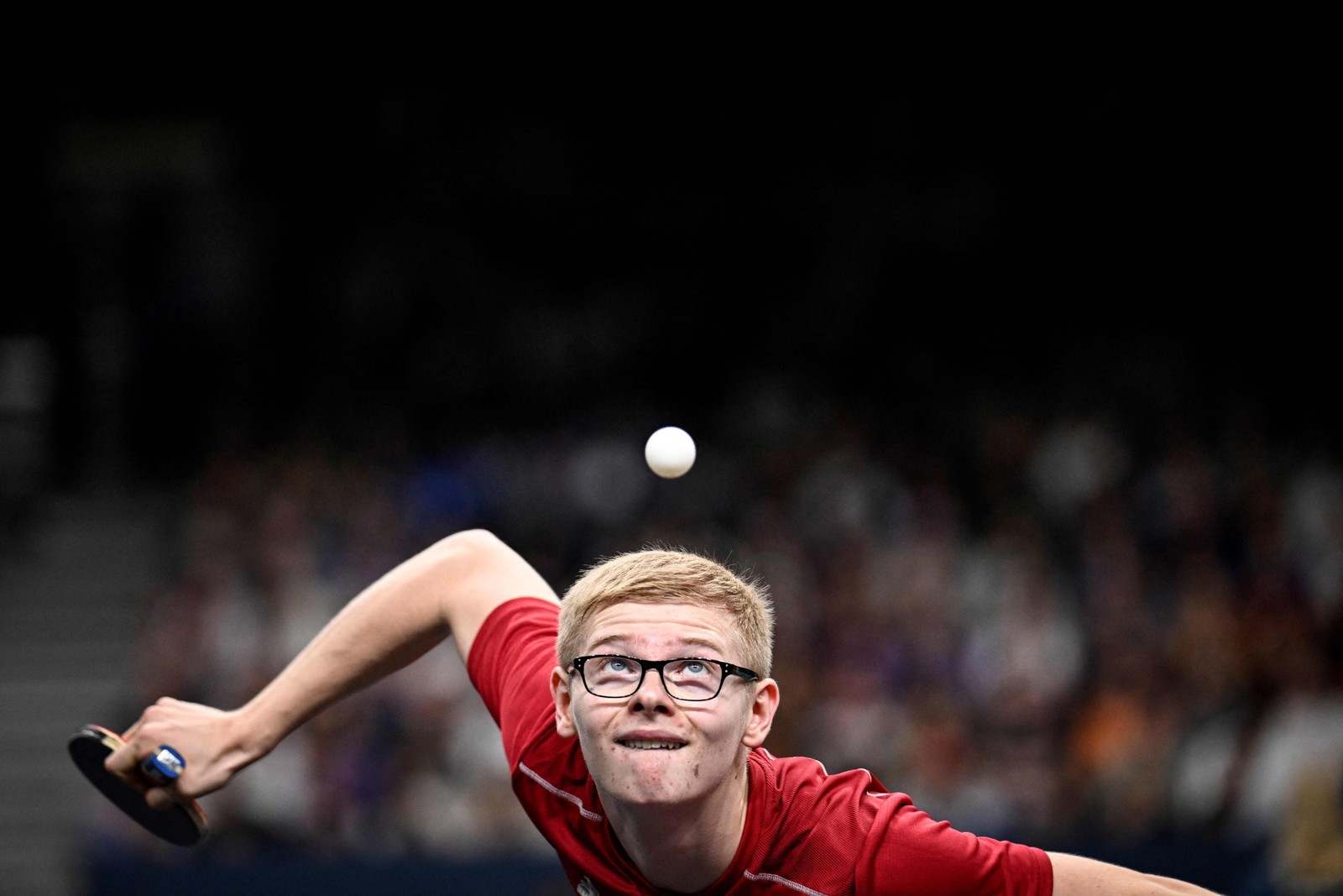 O francês Felix Lebrun em disputa com o indiano Harmeet Desai durante as oitavas de final do tênis de mesa masculino — Foto: WANG Zhao /AFP