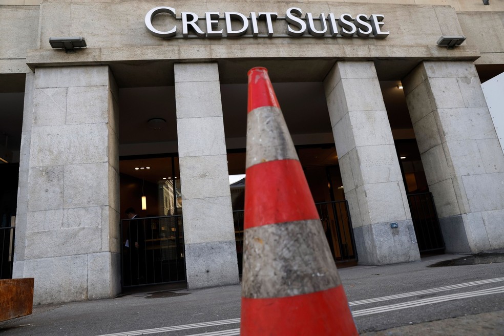 Agência do Credit em Berna, na Suíça. Banco foi comprado pelo concorrente UBS — Foto: Stefan Wermuth/Bloomberg