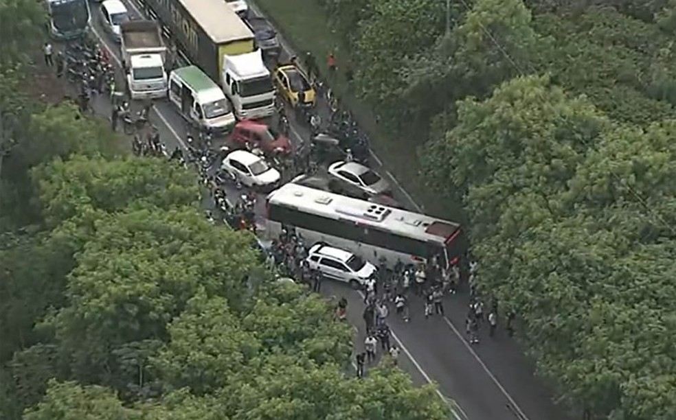 Operação interceptou "bonde" de milicianos na Avenida Brasil — Foto: Reprodução/TV Globo