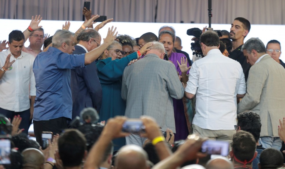 Lula no centro de oração durante evento com evangélicos  — Foto: Domingos Peixoto/ Agência O Globo