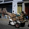 Recicladores conversam ao lado de um mural de Lionel Messi em Buenos Aires: doze anos de estagnação econômica e aumento da inflação  - Luis Robayo/AFP