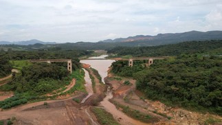 Restos de ponte ferroviária destruída em acidente na barragem da Vale, em Brumadinho — Foto: Douglas Magno / AFP