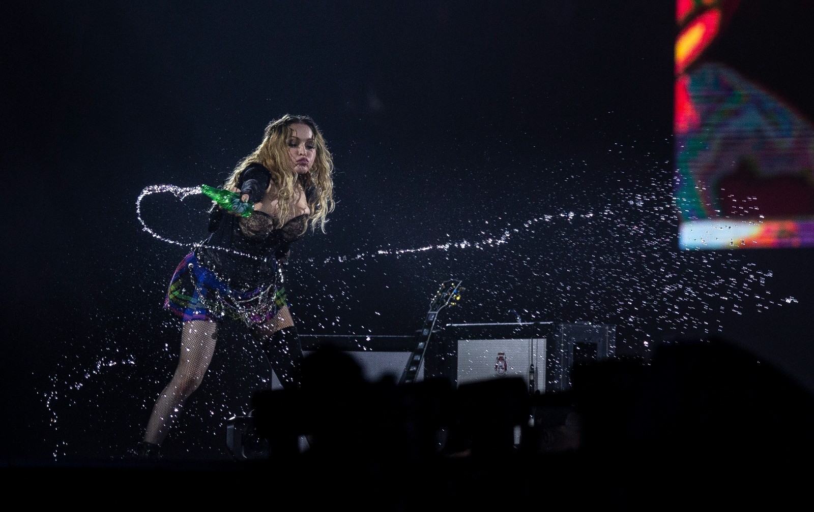 Madonna joga água e espanta o calor de Copacabana — Foto: Alexandre Cassiano