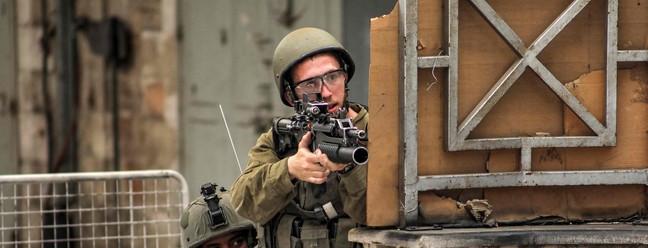 Soldados israelenses atacam alvos durante confrontos no centro de Hebron, na Cisjordânia, em 4 de julho de 2023 — Foto: MOSAB SHAWER / AFP