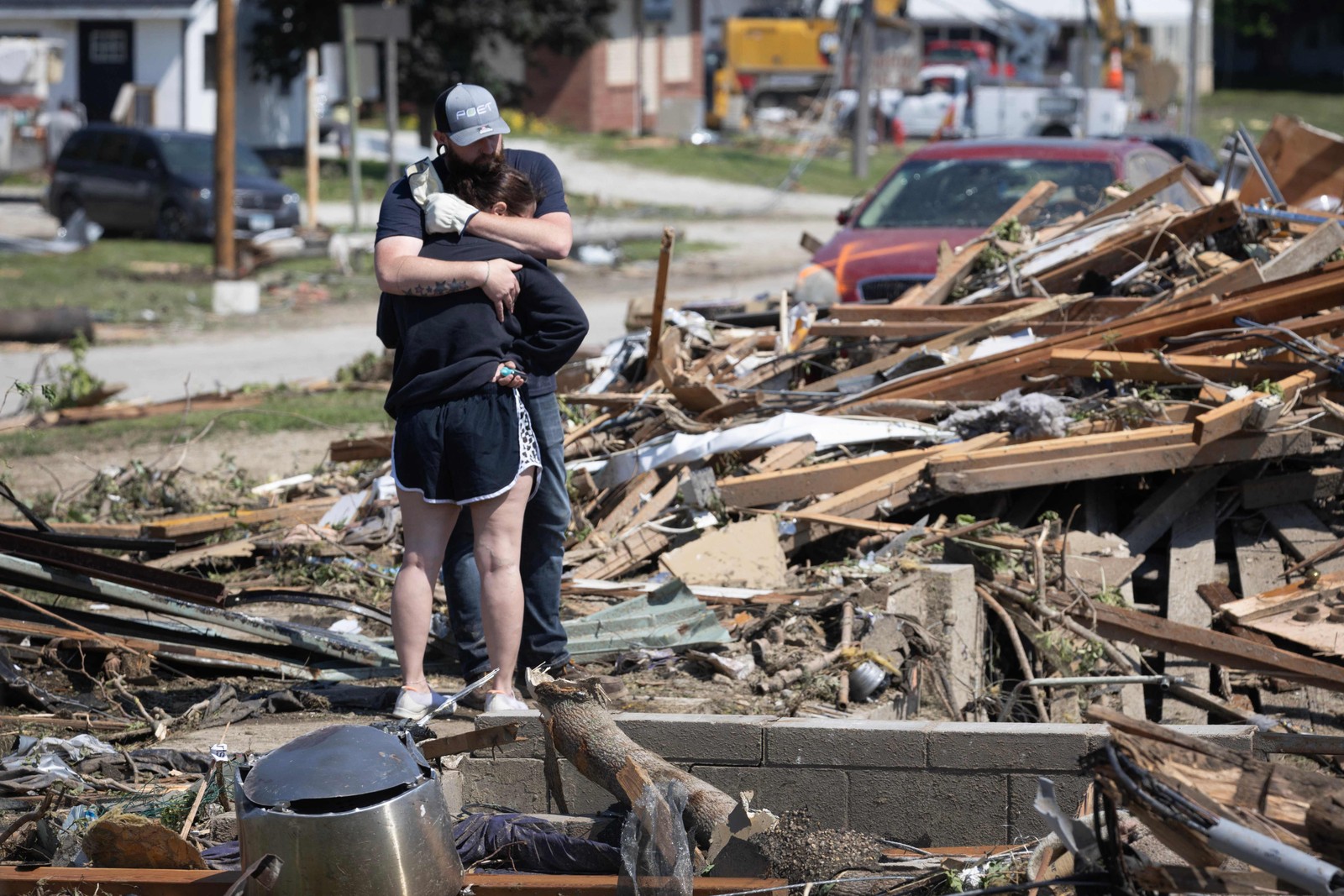 Moradores sofrem danos depois que um tornado atingiu a cidade em Greenfield, Iowa. — Foto: Scott Olson/Getty Images/AFP