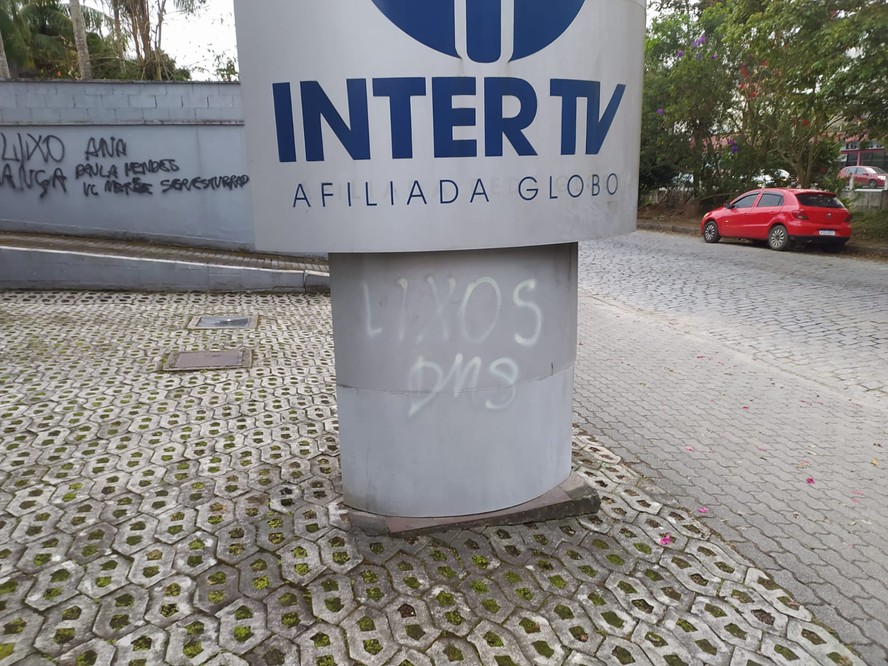 Prédio foi pichado e vandalizado