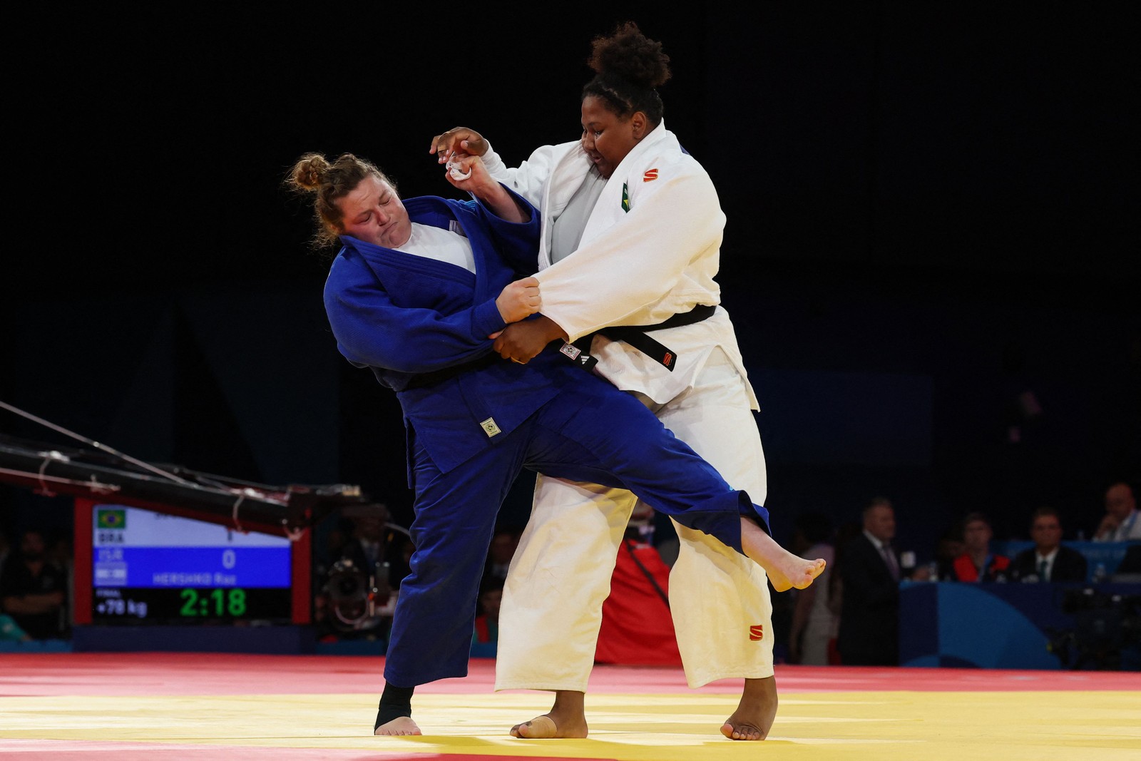 Beatriz Souza derrotou a israelense Raz Hershko na final da categoria +78kg — Foto: Jack GUEZ / AFP