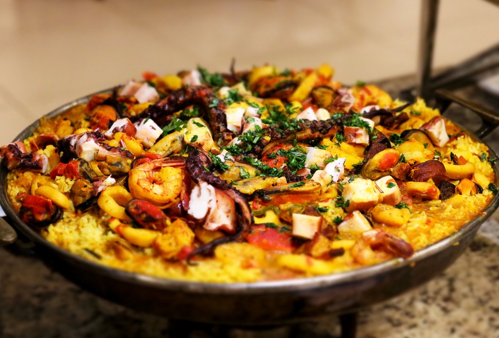 Paella no bufê do Hibiscus, o restaurante do Búzios Beach Resort, na Praia de Tucuns, em Búzios — Foto: Divulgação