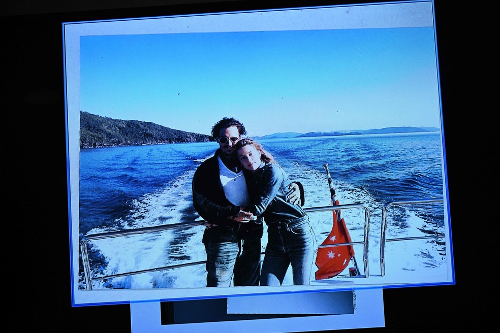 Foto de Johnny Depp e Amber Heard é mostrada no Tribunal do Condado de Fairfax, Virgínia, nos EUA, em 17 de maio de 2022 — Foto: BRENDAN SMIALOWSKI / AFP