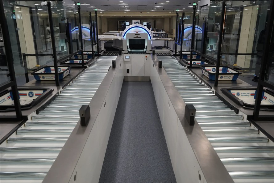Duas faixas de segurança no Innovation Checkpoint da TSA estão usando o novo sistema de triagem de autoatendimento, que será aberto ao público nesta segunda-feira (11)