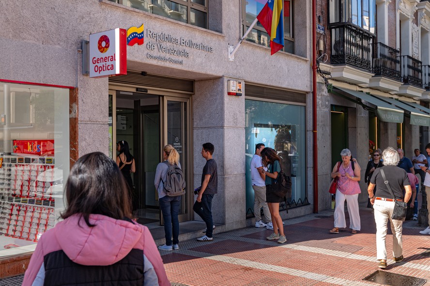 Consulado da Venezuela em Madri recebe venezuelanos que tentam realizar o registro eleitoral para votar nas eleições de 28 de julho, na qual oposição é favorita